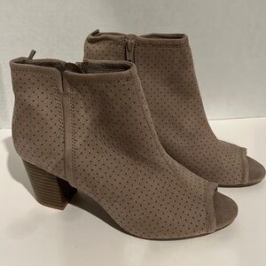 Old Navy heeled ankle open toed boots size 9